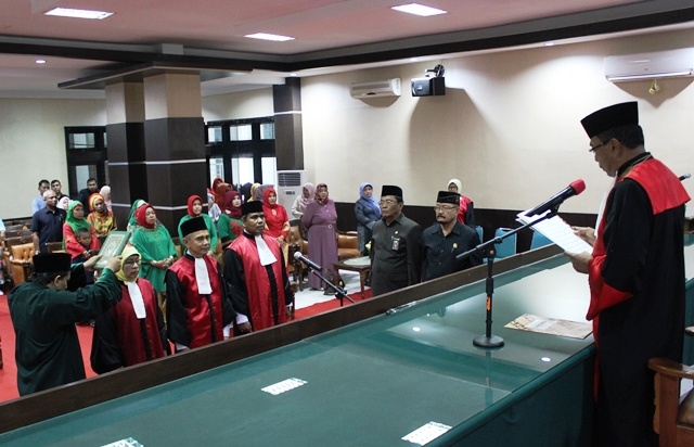 KETUA PENGADILAN TINGGI BANDA ACEH, H. CHAIDIR, SH, MH., MELANTIK DAN MENGAMBIL SUMPAH : KPN KUALASIMPANG, KPN TAKENGON DAN KPN SIMPANG TIGA REDELONG