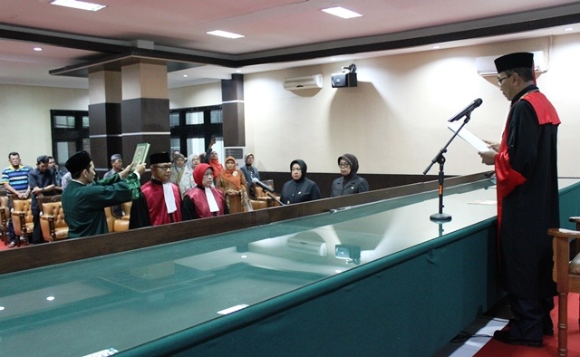 KETUA PENGADILAN TINGGI BANDA ACEH, H. CHAIDIR, SH, MH., MELANTIK DAN MENGAMBIL SUMPAH , WAHYONO, SH dan INANG KASMAWATI, SH. SEBAGAI HAKIM TINGGI