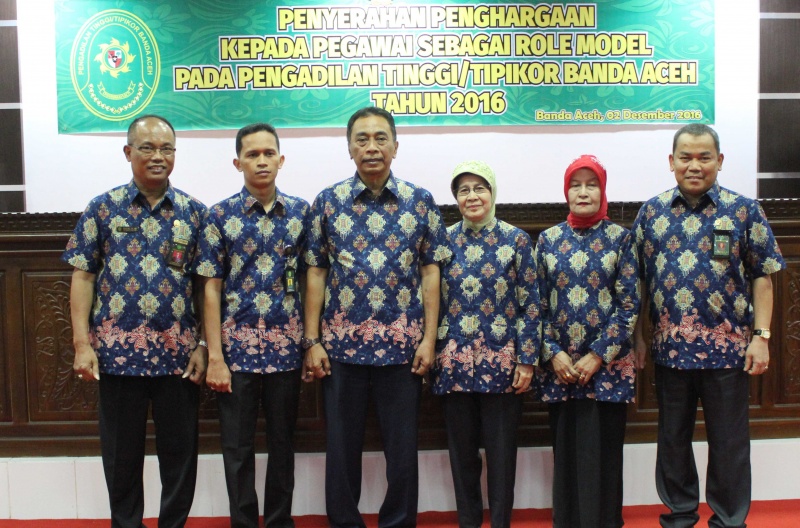 Penyerahan Penghargaan Kepada Pegawai Sebagai ROLE MODEL pada PT Banda Aceh Tahun 2016