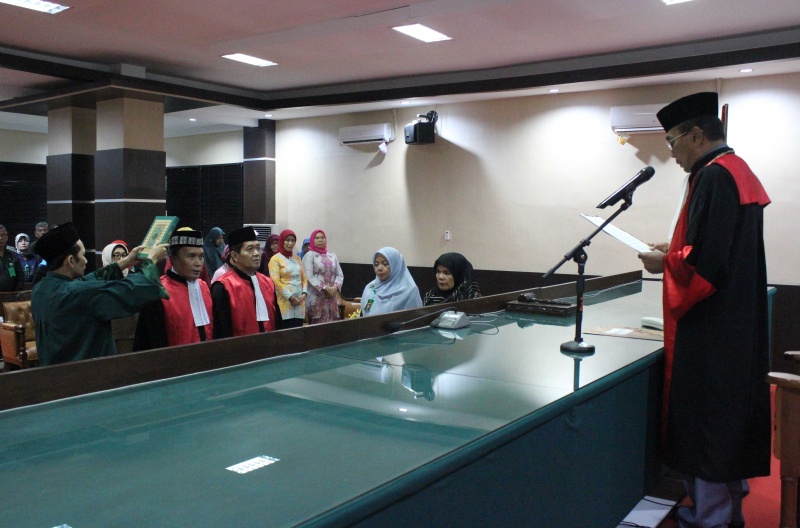 Ketua Pengadilan Tinggi Banda Aceh Melantik H. Amron, SH dan Suyadi, SH sebagai Hakim Tinggi