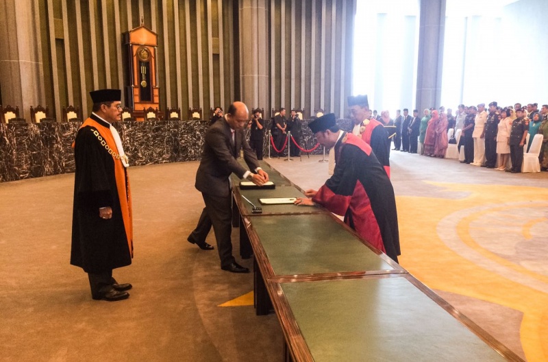 Ketua Mahkamah Agung RI Mengambil Sumpah dan Melantik Ketua Pengadilan Tinggi Banda Aceh