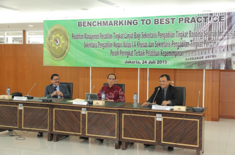 WAKIL KETUA MAHKAMAH AGUNG NON YUDISIAL BERBAGI PENGALAMAN MENGENAI MANAJEMEN DAN KEPEMIMPINAN PENGADILAN