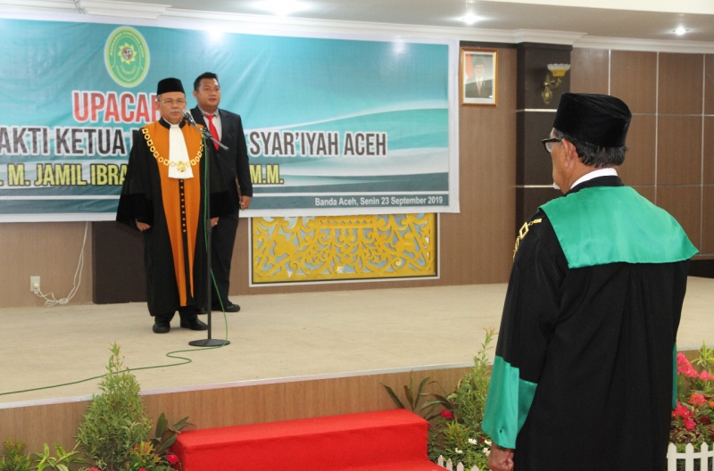 KETUA PENGADILAN TINGGI BANDA ACEH MENGHADIRI WISUDA PURNABAKTI KETUA MAHKAMAH SYAR'IYAH ACEH