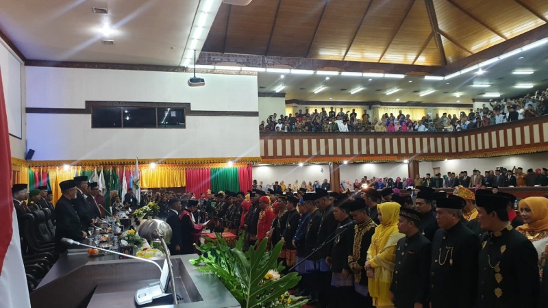 KETUA PENGADILAN TINGGI BANDA ACEH MEMANDU PENGUCAPAN SUMPAH ANGGOTA DEWAN PERWAKILAN RAKYAT ACEH MASA BAKTI 2019-2024