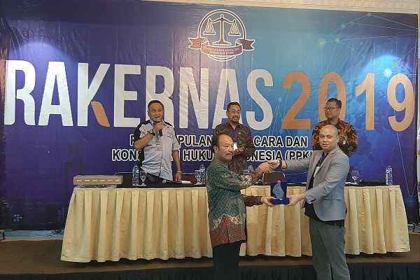 KETUA PENGADILAN TINGGI BANDA ACEH MENDAPAT PENGHARGAAN DARI PERKUMPULAN PENGACARA DAN KONSULTAN HUKUM INDONESIA