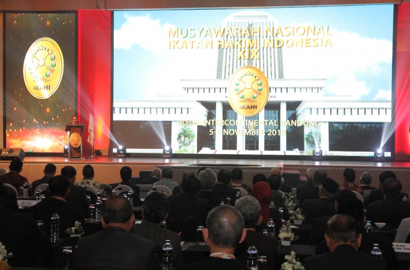 RESMIKAN MUSYAWARAH NASIONAL IKATAN HAKIM INDONESIA KE 19, KETUA MAHKAMAH AGUNG HARAPKAN IKATAN HAKIM INDONESIA MENJADI WADAH PENINGKATAN PROFESIONALITAS HAKIM DI SELURUH INDONESIA