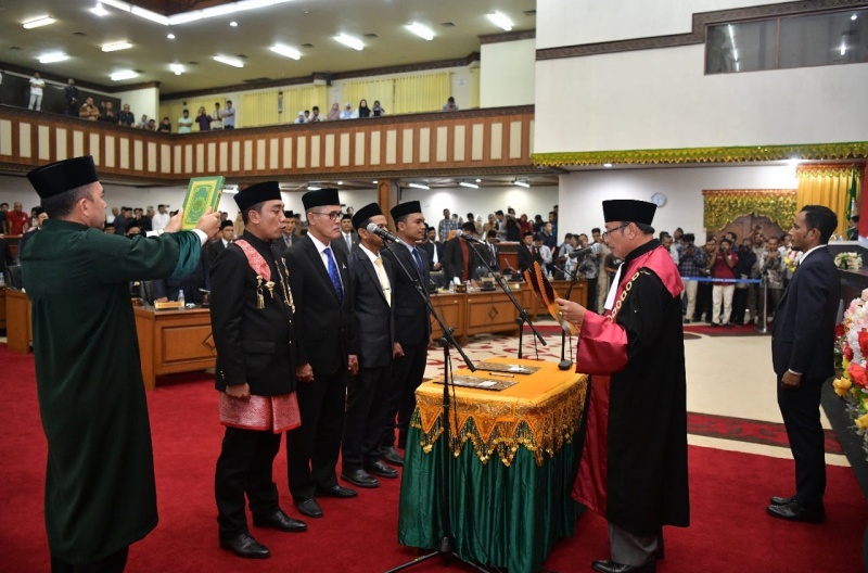 KETUA PENGADILAN TINGGI BANDA ACEH MEMANDU SUMPAH KETUA DEWAN PERWAKILAN RAKYAT ACEH