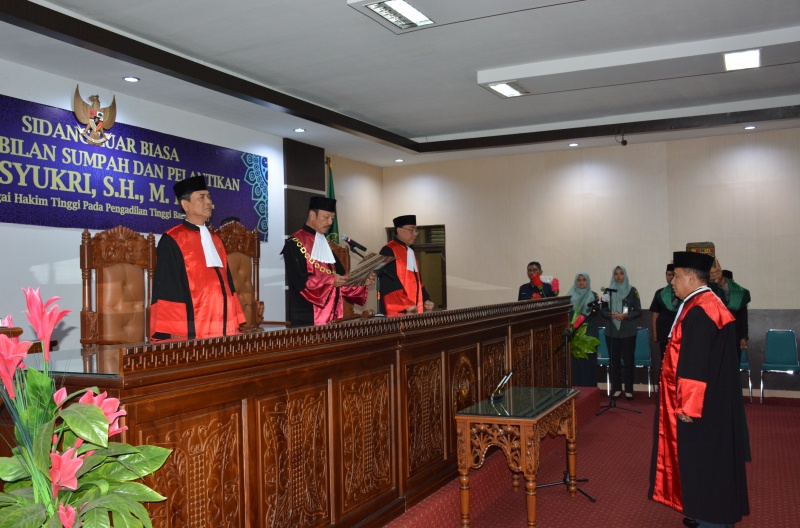 SIDANG LUAR BIASA PENGAMBILAN SUMPAH DAN PELANTIKAN H. SYUKRI, S.H., M.Hum. SEBAGAI HAKIM TINGGI PENGADILAN TINGGI BANDA ACEH