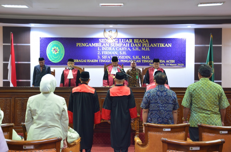 SIDANG LUAR BIASA PENGAMBILAN SUMPAH DAN PELANTIKAN FIRMAN, S.H., INDRA CAHYA, S.H., M.H., SIFA'UROSIDIN, S.H., M.H. SEBAGAI HAKIM TINGGI PENGADILAN TINGGI BANDA ACEH