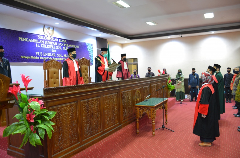 SIDANG LUAR BIASA PENGAMBILAN SUMPAH DAN PELANTIKAN H. ZULKIFLI, S.H., M.H., YUS ENIDAR, S.H., M.H. SEBAGAI HAKIM TINGGI PENGADILAN TINGGI BANDA ACEH