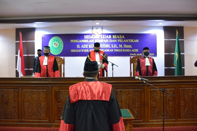 SIDANG LUAR BIASA PENGAMBILAN SUMPAH DAN PELANTIKAN H. ADE KOMARUDIN, S.H., M.Hum. SEBAGAI WAKIL KETUA PENGADILAN TINGGI BANDA ACEH