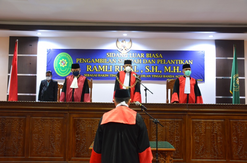 SIDANG LUAR BIASA PENGAMBILAN SUMPAH DAN PELANTIKAN RAMLI RIZAL, S.H., M.H. SEBAGAI HAKIM TINGGI PENGADILAN TINGGI BANDA ACEH