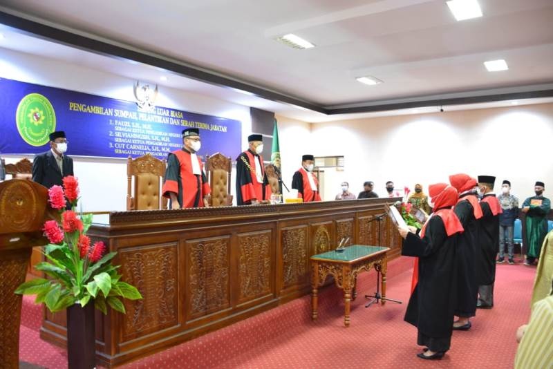 SIDANG LUAR BIASA PENGAMBILAN SUMPAH, PELANTIKAN DAN SERAH TERIMA JABATAN KETUA PENGADILAN NEGERI LHOKSUKON, KETUA PENGADILAN NEGERI LANGSA, DAN KETUA PENGADILAN NEGERI KUALA SIMPANG