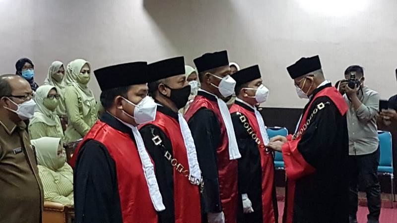 SIDANG LUAR BIASA PENGAMBILAN SUMPAH, PELANTIKAN DAN SERAH TERIMA JABATAN KETUA PENGADILAN NEGERI MEULABOH DAN KETUA PENGADILAN NEGERI BLANGKEJEREN