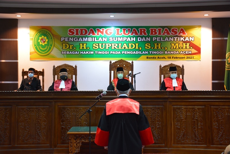 SIDANG LUAR BIASA PENGAMBILAN SUMPAH DAN PELANTIKAN Dr. H. SUPRIADI, S.H., M.H. SEBAGAI HAKIM TINGGI PENGADILAN TINGGI BANDA ACEH