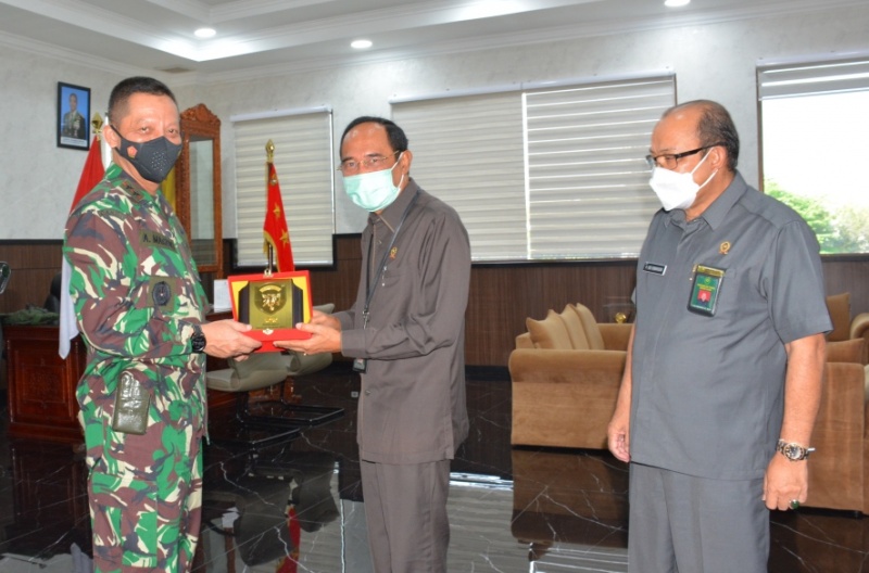 KUNJUNGAN SILATURAHMI KETUA  PENGADILAN TINGGI BANDA ACEH KE PANGLIMA KODAM ISKANDAR MUDA