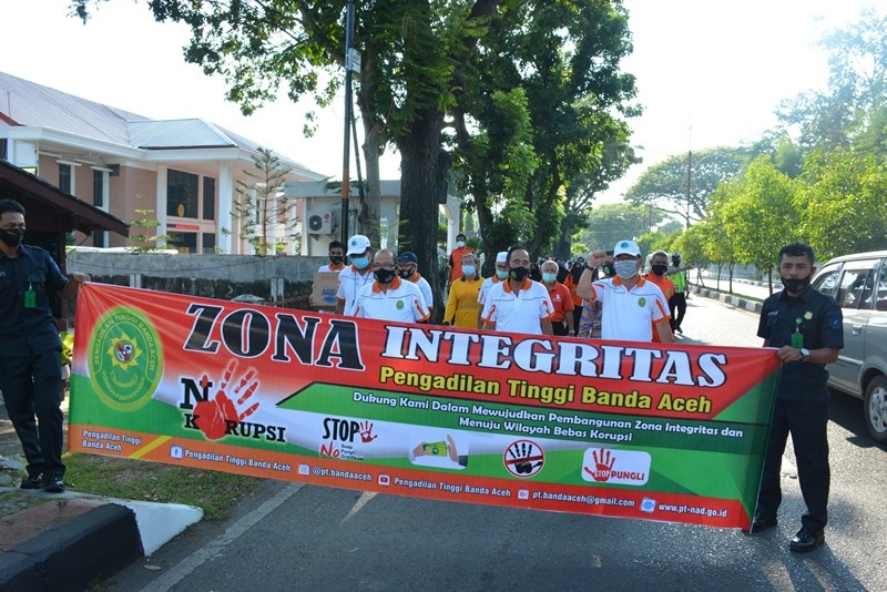 GELAR PUBLIC CAMPAIGN, PT BANDA ACEH BAGIKAN STIKER DAN MASKER