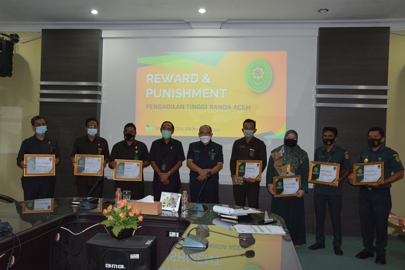 PEMBERIAN REWARD DAN PUNISHMENT PENGADILAN TINGGI BANDA ACEH