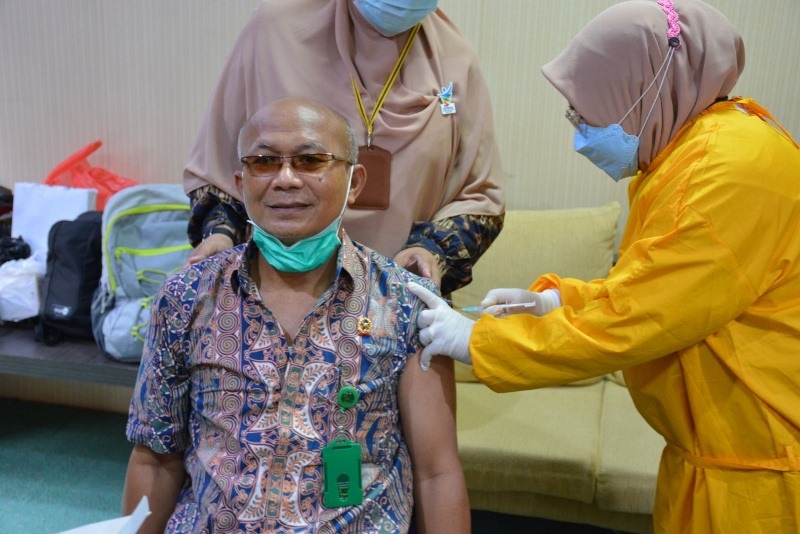 PENGADILAN TINGGI BANDA ACEH MELAKUKAN VAKSINASI COVID-19 DOSIS PERTAMA