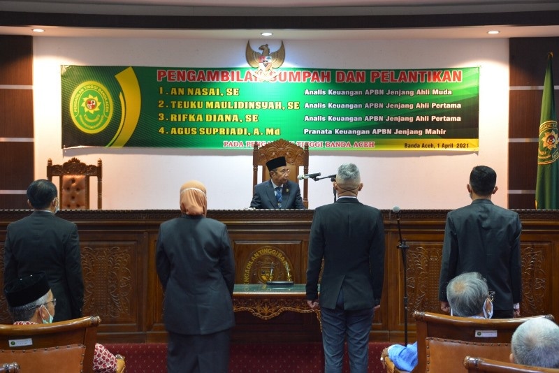 PENGAMBILAN SUMPAH DAN PELANTIKAN ANALIS KEUANGAN APBN DAN PRANTA KEUANGAN PENGADILAN TINGGI BANDA ACEH