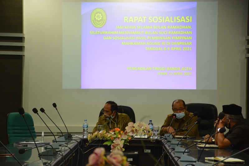 RAPAT SOSIALISASI JAM KERJA SELAMA BULAN RAMADHAN, SILATURRAHIM MENYAMBUT BULAN SUCI RAMADHAN DAN SOSIALISASI HASIL PEMBINAAN PIMPINAN MAHKAMAH AGUNG RI DI DENPASAR TANGGAL 8-9 APRIL 2021