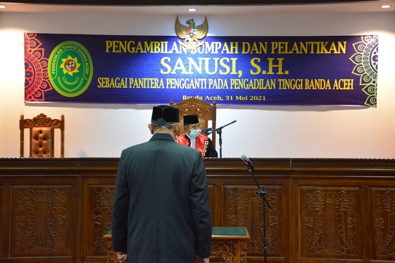 PENGAMBILAN SUMPAH DAN PELANTIKAN SANUSI, S.H. SEBAGAI PANITERA PENGGANTI PENGADILAN TINGGI BANDA ACEH