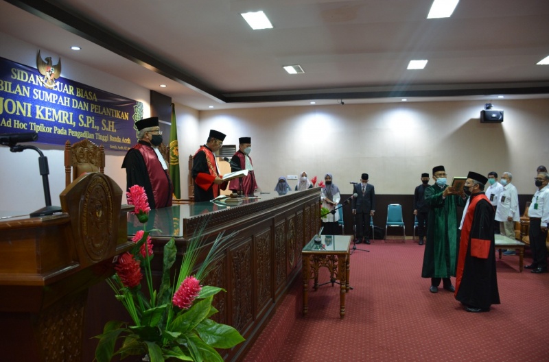PENGAMBILAN SUMPAH DAN PELANTIKAN M. JONI KEMRI, S.Pi., S.H. SEBAGAI HAKIM AD HOC PENGADILAN TINGGI BANDA ACEH