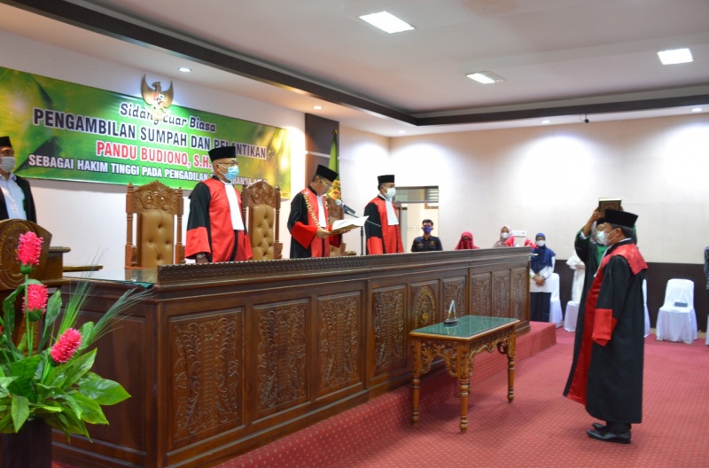 SIDANG LUAR BIASA PENGAMBILAN SUMPAH DAN PELANTIKAN PANDU BUDIONO, S.H., M.H., SEBAGAI HAKIM TINGGI PENGADILAN TINGGI BANDA ACEH