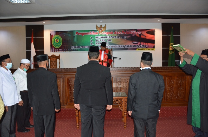 PENGAMBILAN SUMPAH DAN PELANTIKAN MUHARIRSYAH, S.H., JUFRI, S.H., DAN RAFINAL SEBAGAI PANITERA PENGGANTI PENGADILAN TINGGI BANDA ACEH