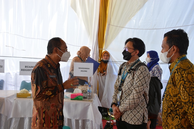 KETUA PT BANDA ACEH MENINJAU LANGSUNG SELEKSI CPNS DI POLITEKNIK ACEH