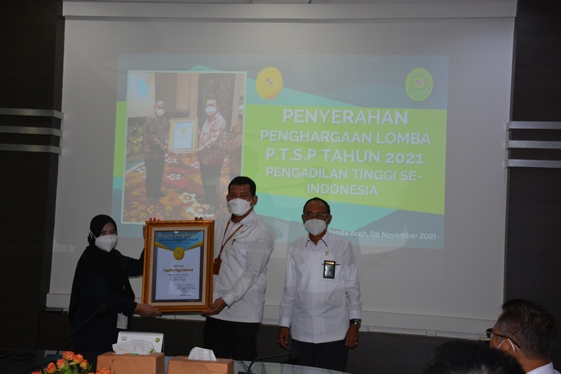 KPT BANDA ACEH DR. H . GUSRIZAL, S.H., M.HUM. SERAHKAN PENGHARGAAN PERLOMBAAN PTSP KEPADA PT BANDA ACEH