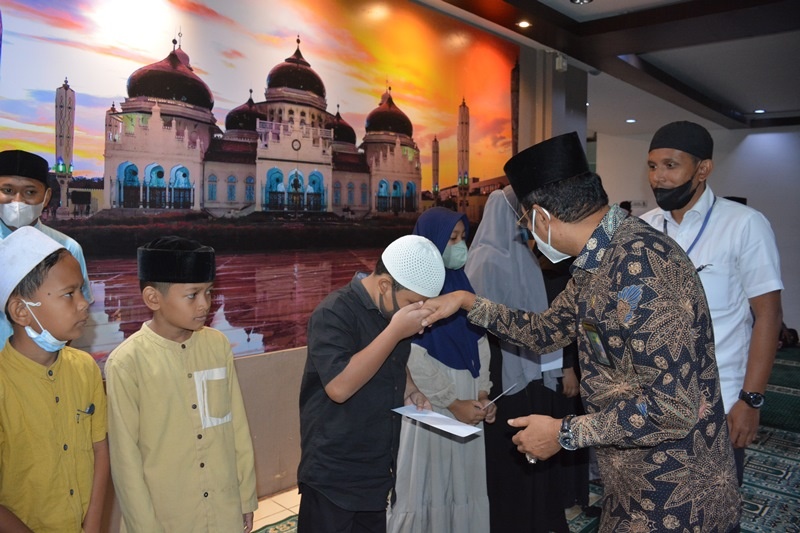 DENGAN TEMA "MARI SATUKAN HATI UNTUK MENCIPTAKAN SILATURRAHMI YANG HAKIKI" PT BANDA ACEH  GELAR  MAULID NABI BESAR MUHAMMAD SAW 1443 HIJRIAH  DAN SANTUNAN ANAK YATIM