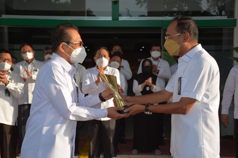 PENYERAHAN PENGHARGAAN DARI KOMISI PEMBERANTASAN KORUPSI (KPK) DALAM PENYAMPAIAN LAPORAN HARTA KEKAYAAN PENYELENGARAAN NEGARA (LHKPN)