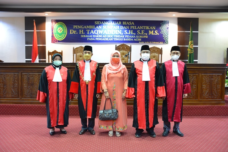 SIDANG LUAR BIASA PENGAMBILAN SUMPAH DAN PELANTIKAN HAKIM AD HOC  TIPIKOR PENGADILAN TINGGI BANDA ACEH