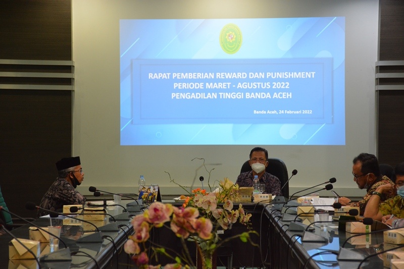 WAKIL KETUA PT BANDA ACEH H. AHMAD SHALIHIN, S.H., M.H. PIMPIN LANGSUNG RAPAT PEMBERIAN REWARD DAN PUNISHMENT PADA WARGA PT BANDA ACEH