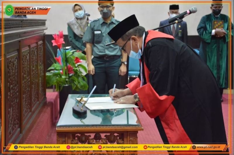 SIDANG LUAR BIASA PENGAMBILAN SUMPAH DAN PELANTIKAN HAKIM TINGGI PENGADILAN TINGGI BANDA ACEH