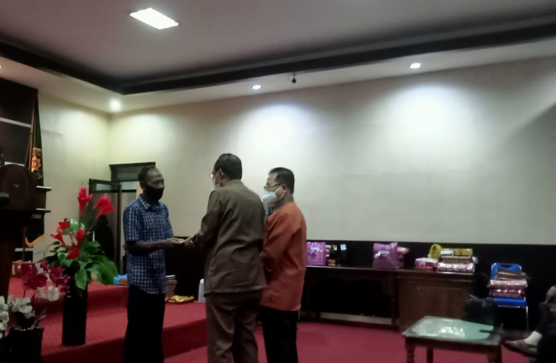 KPT BANDA ACEH SERAHKAN BANTUAN UNTUK KORBAN MUSIBAH ANGIN KENCANG