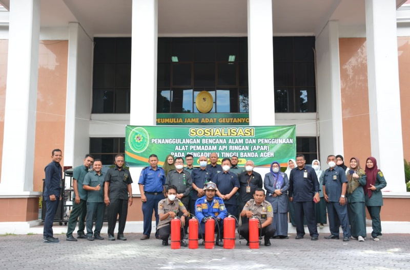 PENGADILAN TINGGI BANDA ACEH BEKERJASAMA DENGAN DINAS PEMADAM KEBAKARAN DAN PENYELAMATAN KOTA BANDA ACEH MELAKSANAKAN SIMULASI PEMADAM KEBAKARAN