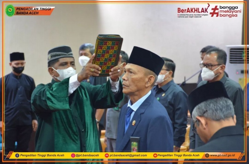 KETUA PENGADILAN TINGGI BANDA ACEH MELANTIK PANITERA PENGADILAN TINGGI BANDA ACEH