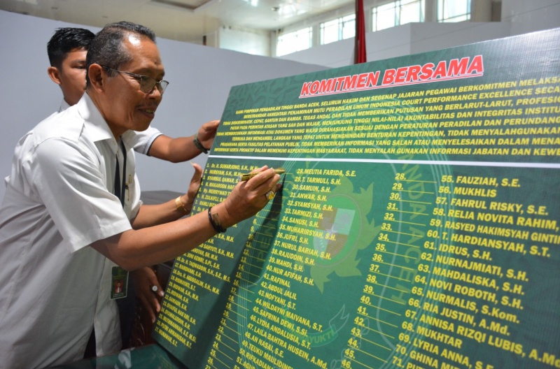TEKEN PAKTA INTEGRITAS, KETUA PT BANDA ACEH MINTA TINGKATKAN KEPERCAYAAN PUBLIK