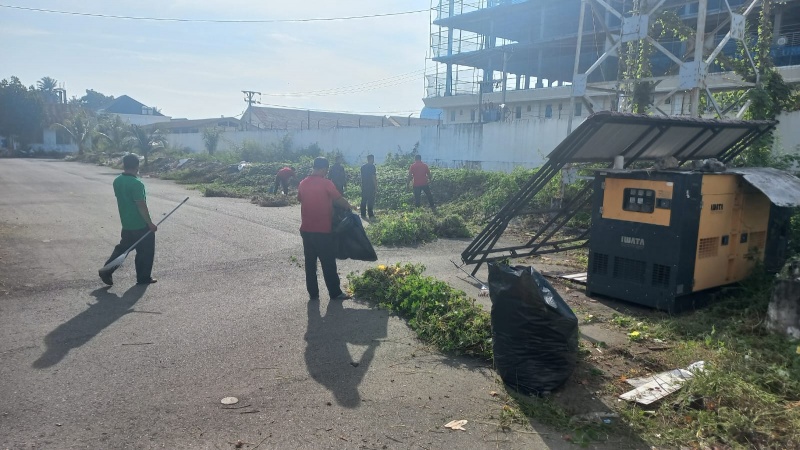 UTAMAKAN KEINDAHAN DAN KEBERSIHAN, PPNPN PT BANDA ACEH LAKSANAKAN KERJA BAKTI