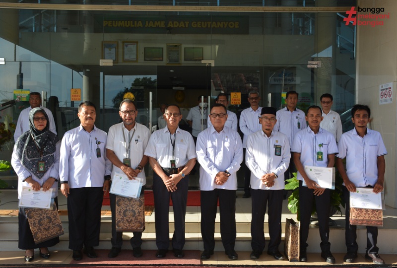 PENYERAHAN REWARD BAGI HAKIM DAN PEGAWAI TELADAN PENGADILAN TINGGI BANDA ACEH