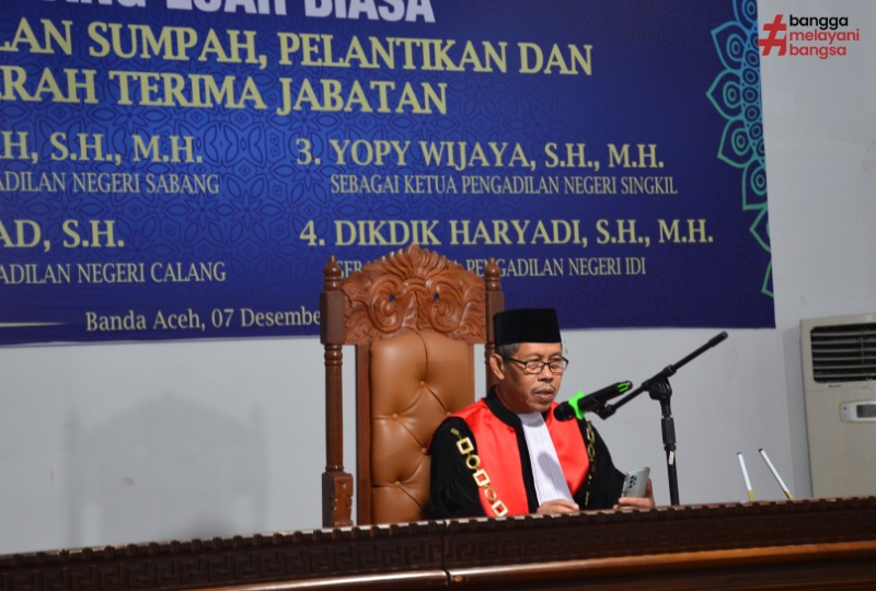 KEMBALI KETUA PENGADILAN TINGGI MELAKUKAN PENGAMBILAN SUMPAH DAN PELANTIKAN KETUA PENGADILAN NEGERI