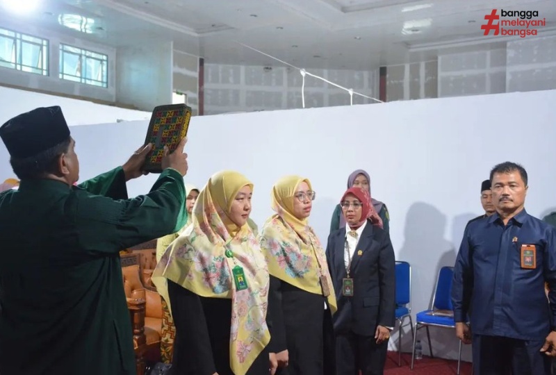 PENGAMBILAN SUMPAH DAN PELANTIKAN PEJABAT KESEKRETARIATAN