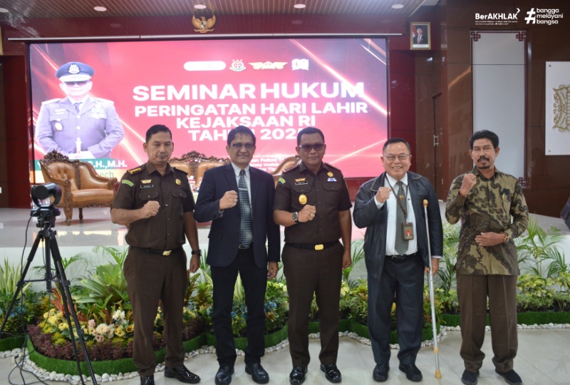KETUA PENGADILAN TINGGI BANDA ACEH JADI NARASUMBER PADA SEMINAR HUKUM MEMPERINGATI HARI LAHIR KEJAKSAAN RI TAHUN 2025