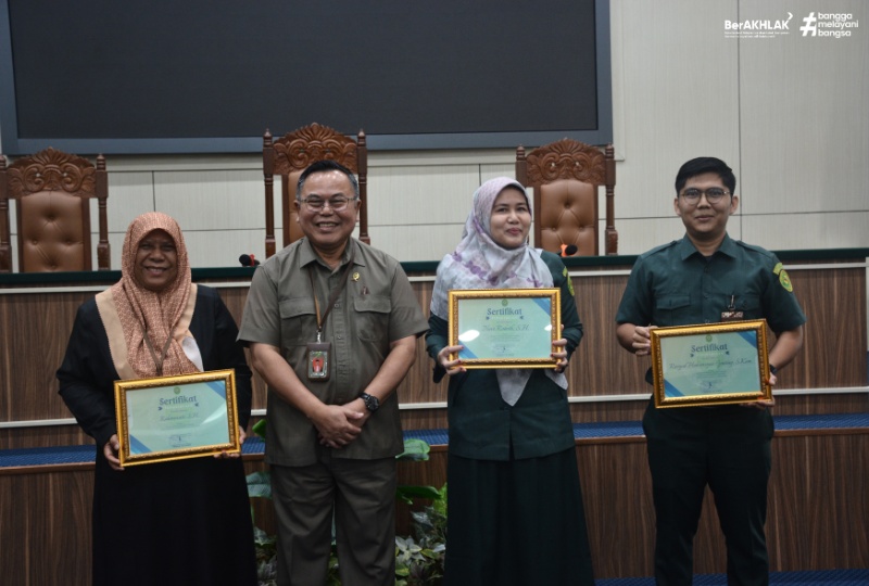 PENGADILAN TINGGI BANDA ACEH SERAHKAN REWARD KINERJA BAGI HAKIM DAN PEGAWAI
