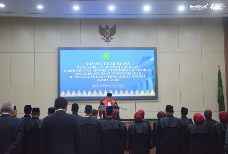 KETUA PENGADILAN TINGGI BANDA ACEH AMBIL SUMPAH 20 ADVOKAT: DORONG ADVOKAT PROGRESIF PEMBELA LINGKUNGAN