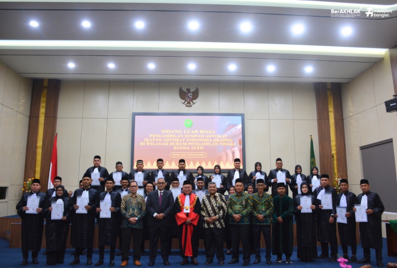 KETUA PENGADILAN TINGGI BANDA ACEH AMBIL SUMPAH 28 ADVOKAT IKADIN: TEKANKAN INTEGRITAS DAN KEPEDULIAN LINGKUNGAN