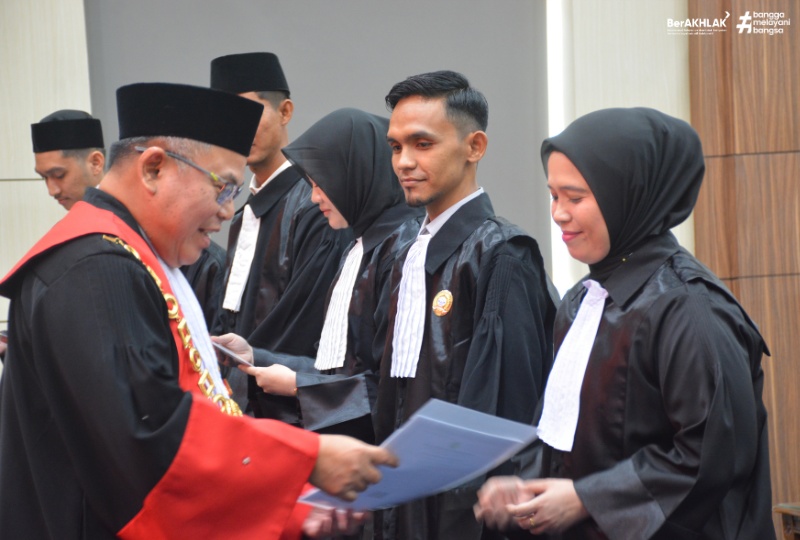 KETUA PENGADILAN TINGGI BANDA ACEH AMBIL SUMPAH 12 ADVOKAT BARU DARI ORGANISASI PERADI DAN PPKHI