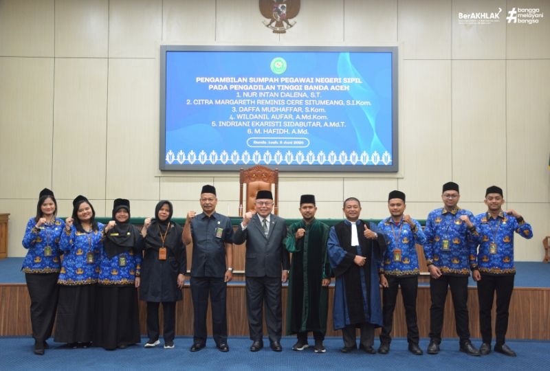 KETUA PENGADILAN TINGGI BANDA ACEH AMBIL SUMPAH ENAM PEGAWAI NEGERI SIPIL
